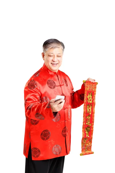 Oude Chinese man in het Mandarijn met mobiele telefoon — Stockfoto