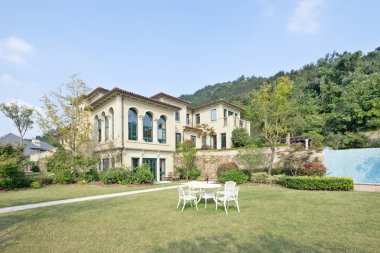 çayır modern binanın önünde 