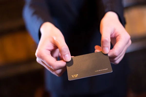 Официантка отеля с кредитной картой — стоковое фото