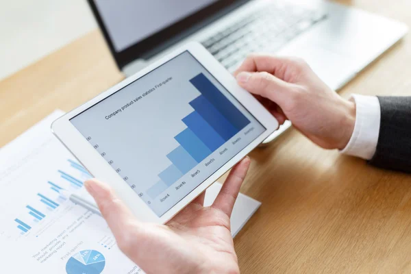 Zakenman controle van financiële verslagen op tafel — Stockfoto