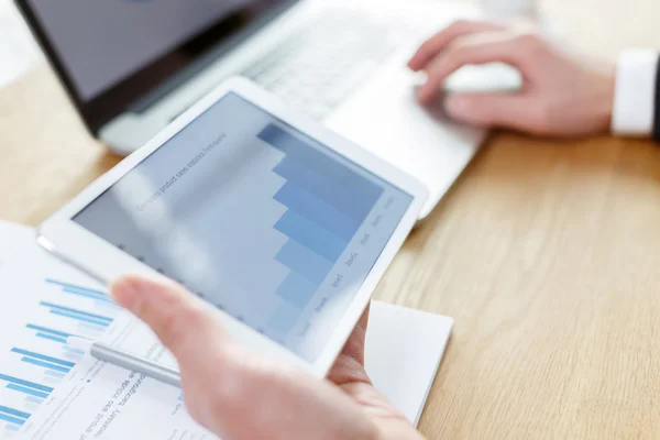 Zakenman controle van financiële verslagen op tafel — Stockfoto