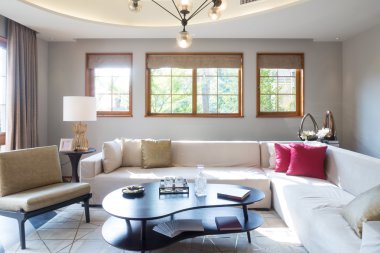 Modern oturma odasının içi.