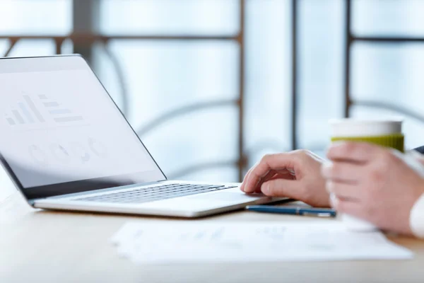 Empresario que comprueba el informe financiero sobre la mesa — Foto de Stock