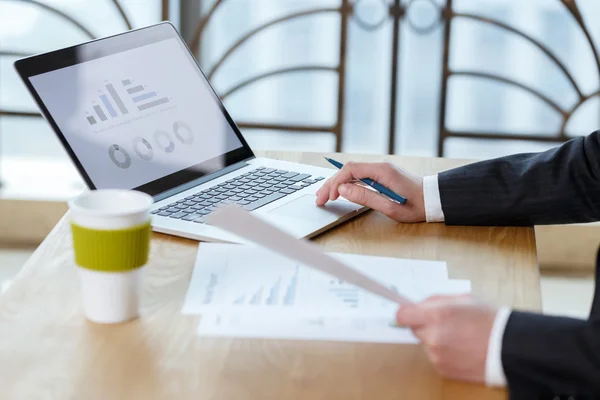 Geschäftsmann prüft Finanzbericht auf dem Tisch — Stockfoto