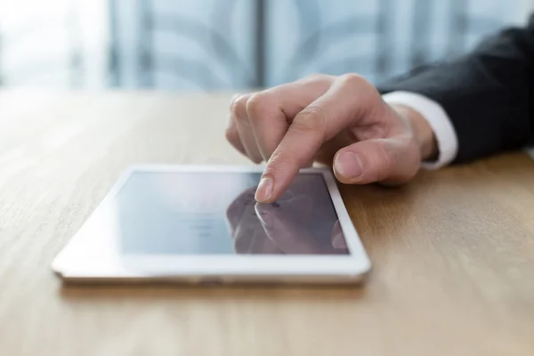 Zakenman controle financieel verslag op tafel — Stockfoto