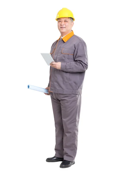 Ingeniero en hardhat con plano y tableta — Foto de Stock