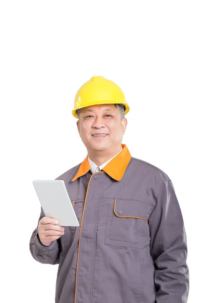 Ingeniero en hardhat con plano y tableta — Foto de Stock