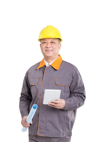 Ingeniero en hardhat con plano y tableta — Foto de Stock
