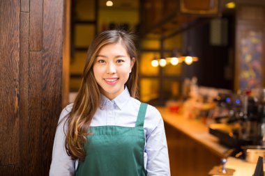 Kafede çalışan garson