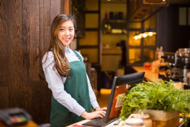 Kafede çalışan garson