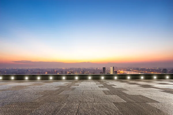 Piso con paisaje urbano moderno al amanecer — Foto de Stock