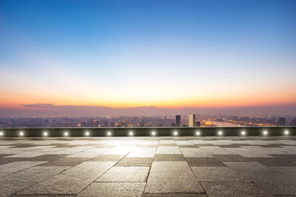 Vloer met moderne stadsgezicht bij zonsopgang — Stockfoto