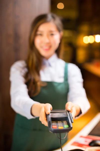 Serveerster in café werkt — Stockfoto