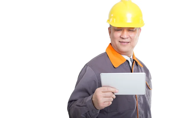 Μηχανικός σε κίτρινο hardhat με tablet — Φωτογραφία Αρχείου