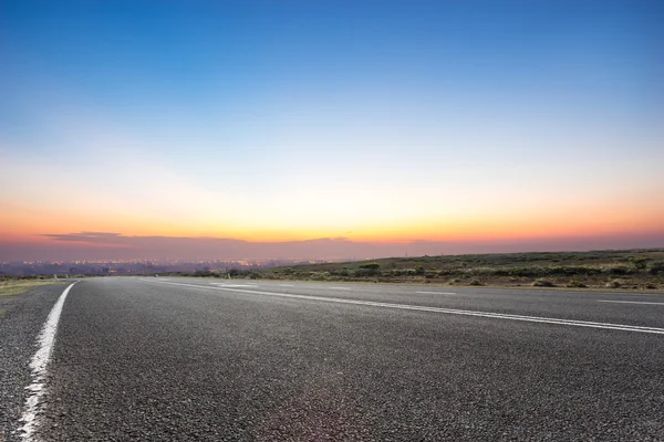 Piso com paisagem urbana moderna ao nascer do sol — Fotografia de Stock