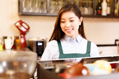 Kafede çalışan garson