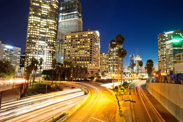 Forgalom városi úton és épületek, az éjszakai — Stock Fotó