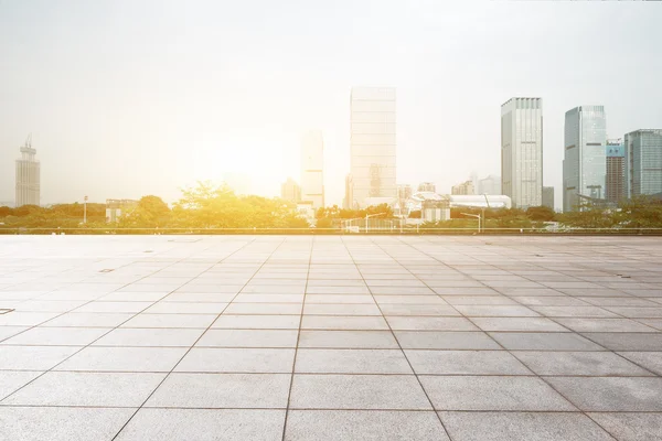 Pavimento con moderno paesaggio urbano all'alba — Foto Stock