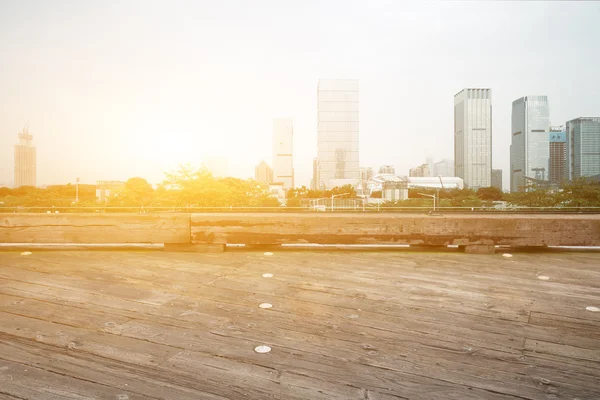 Plancher avec paysage urbain moderne à l'heure du lever du soleil — Photo