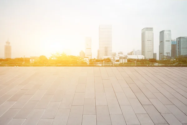 Lantai dengan pemandangan kota modern saat matahari terbit — Stok Foto