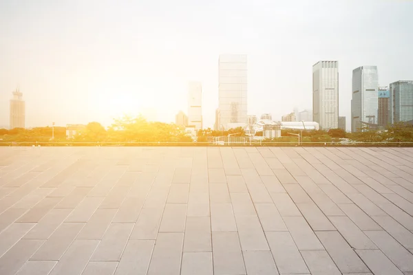 Plancher avec paysage urbain moderne à l'heure du lever du soleil — Photo