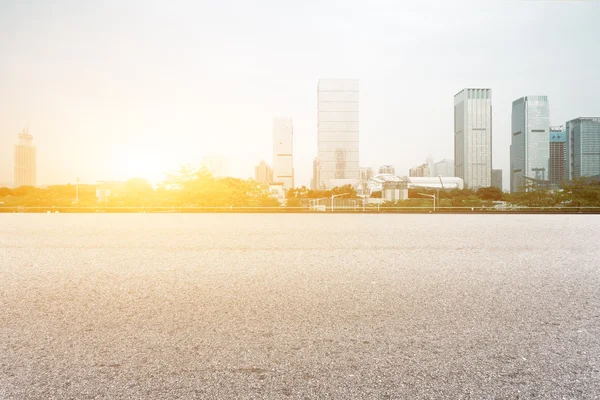 Pavimento con moderno paesaggio urbano all'alba — Foto Stock