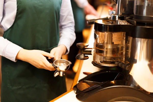 Официантка, работающая в кафе или ресторане — стоковое фото