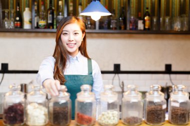 Kafede çalışan garson