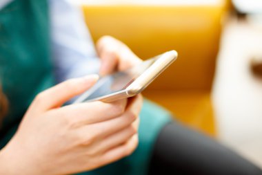 Smartphone kullanarak kafede garson