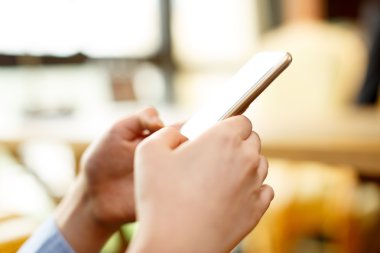 kafede Smartphone kullanarak iş kadını