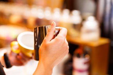 Garson kafe veya restoranda çalışıyor.