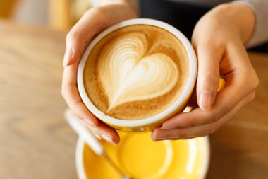 kalp şeklinde sth ile Kupası holding bayanın eller