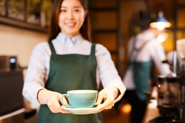 Официантка, работающая в кафе — стоковое фото