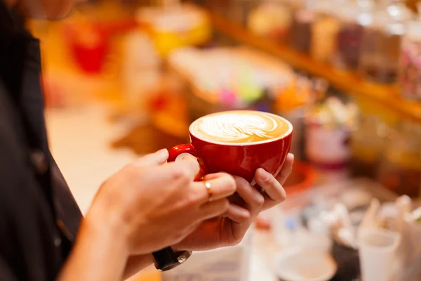 Camarero trabajando en cafetería o restaurante — Foto de Stock