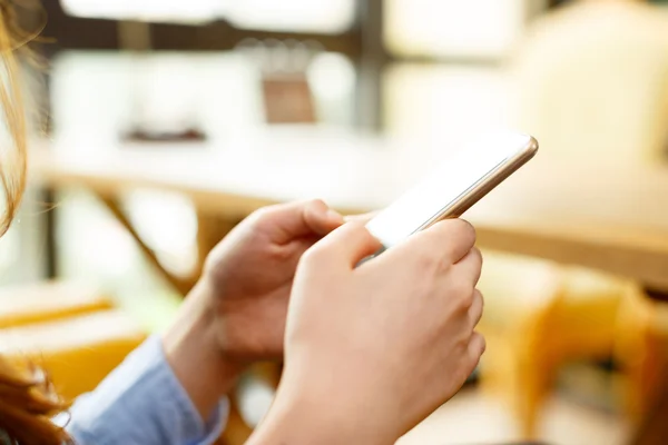 Business woman using smartphone in cafe — стоковое фото