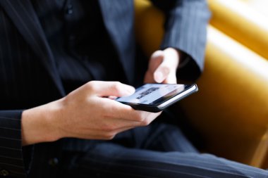 Kafede Smartphone kullanarak iş adamı