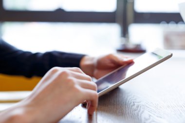 Kafede Smartphone kullanarak iş adamı