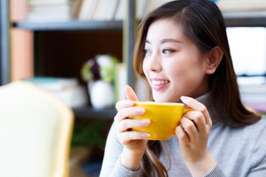 Kafede kahve içen kadın