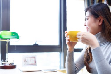 Kafede kahve içen kadın