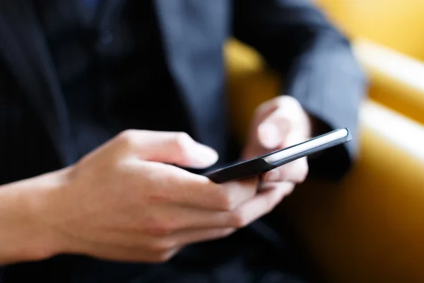 Hombre de negocios con teléfono inteligente en la cafetería —  Fotos de Stock