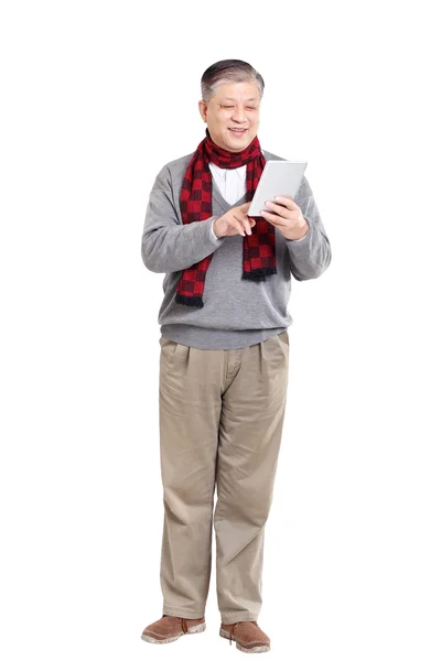 Vieux debout asiatique homme avec tablette — Photo