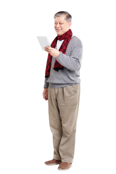 Oude staande Aziatische man met tablet — Stockfoto