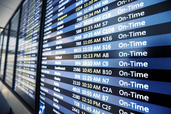 Información de vuelo en la cartelera en el aeropuerto — Foto de Stock