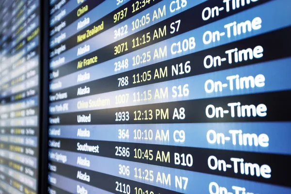 Información de vuelo en la cartelera en el aeropuerto — Foto de Stock