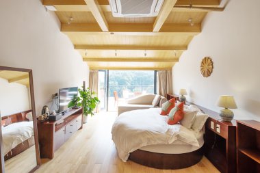 Modern yatak odasının içi