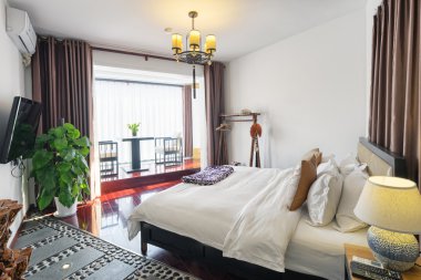 Modern yatak odasının içi