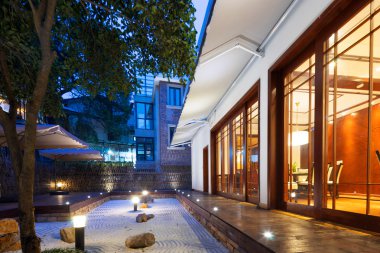 patika gece modern binanın önünde