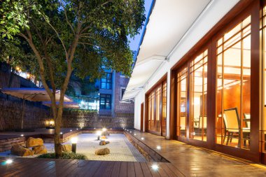 patika gece modern binanın önünde