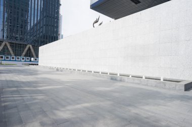 Modern binanın önünde boş yere