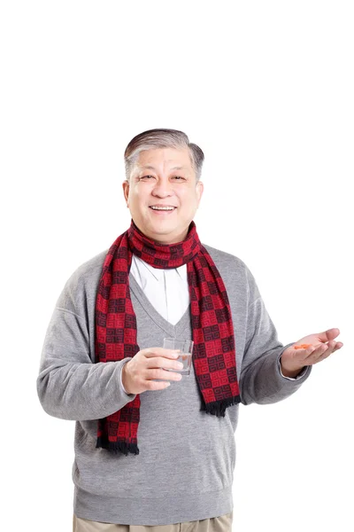 Азіатський старий приймати таблетки — стокове фото